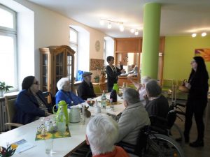 Senioren musizieren.