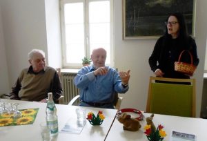 Senioren musizieren.