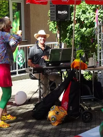 Musiker sitzt am Keyboard im Garten des Stephanienstifts