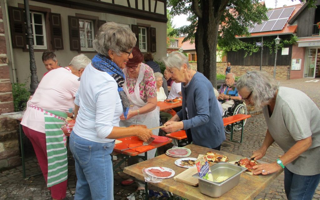 Helferinnen backen Pizza 