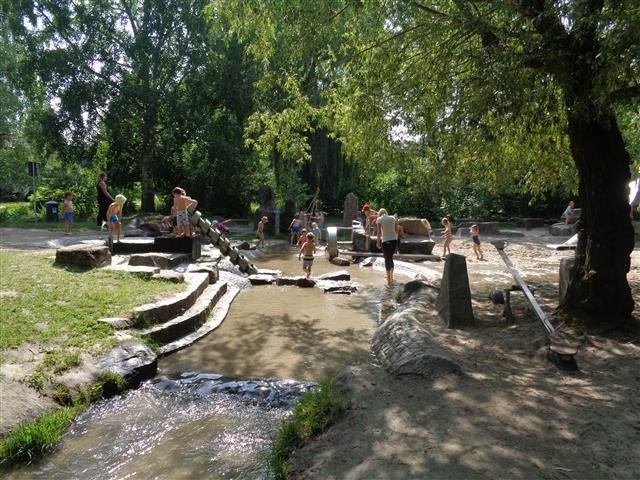 Kitakinder auf dem Wasserspielplatz
