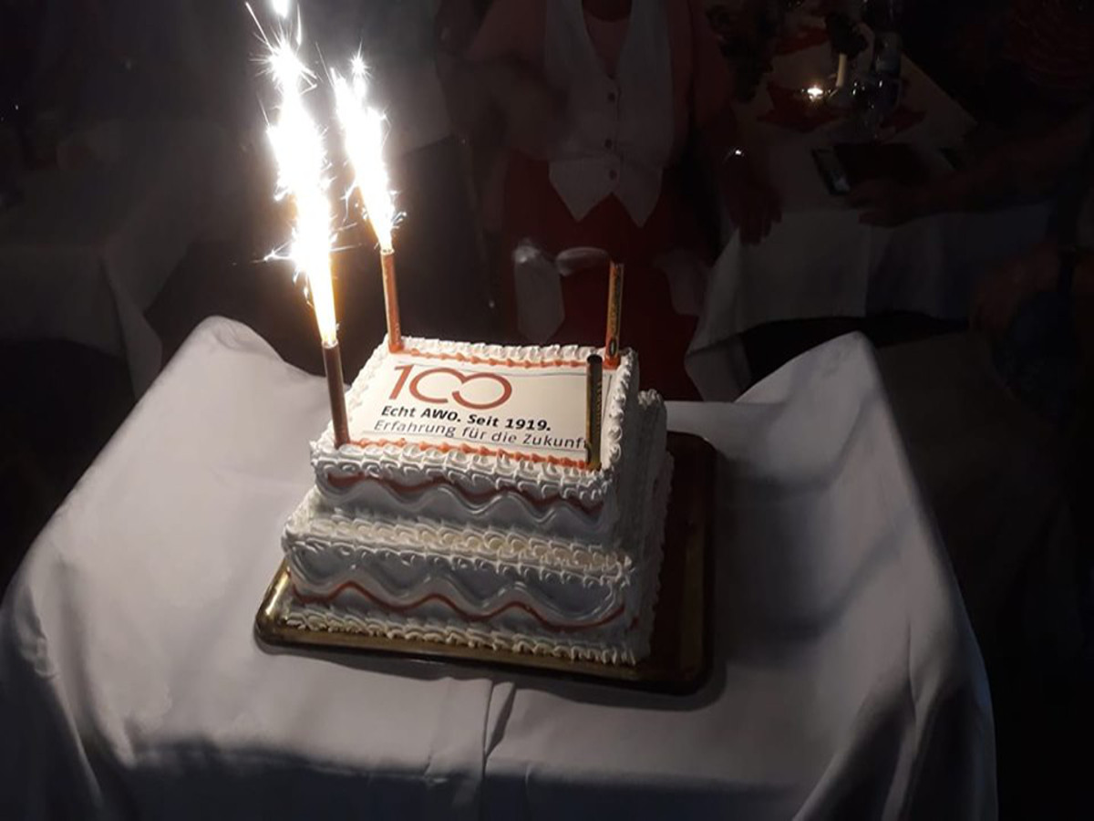 Eine Eistorte  mit dem AWO Logo