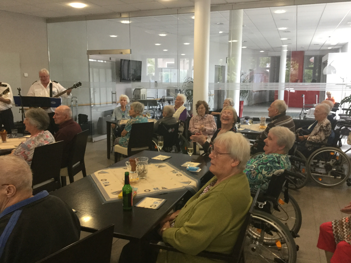 Seniorenzentrum Grünwinkel beim Zuhören des Männerchors