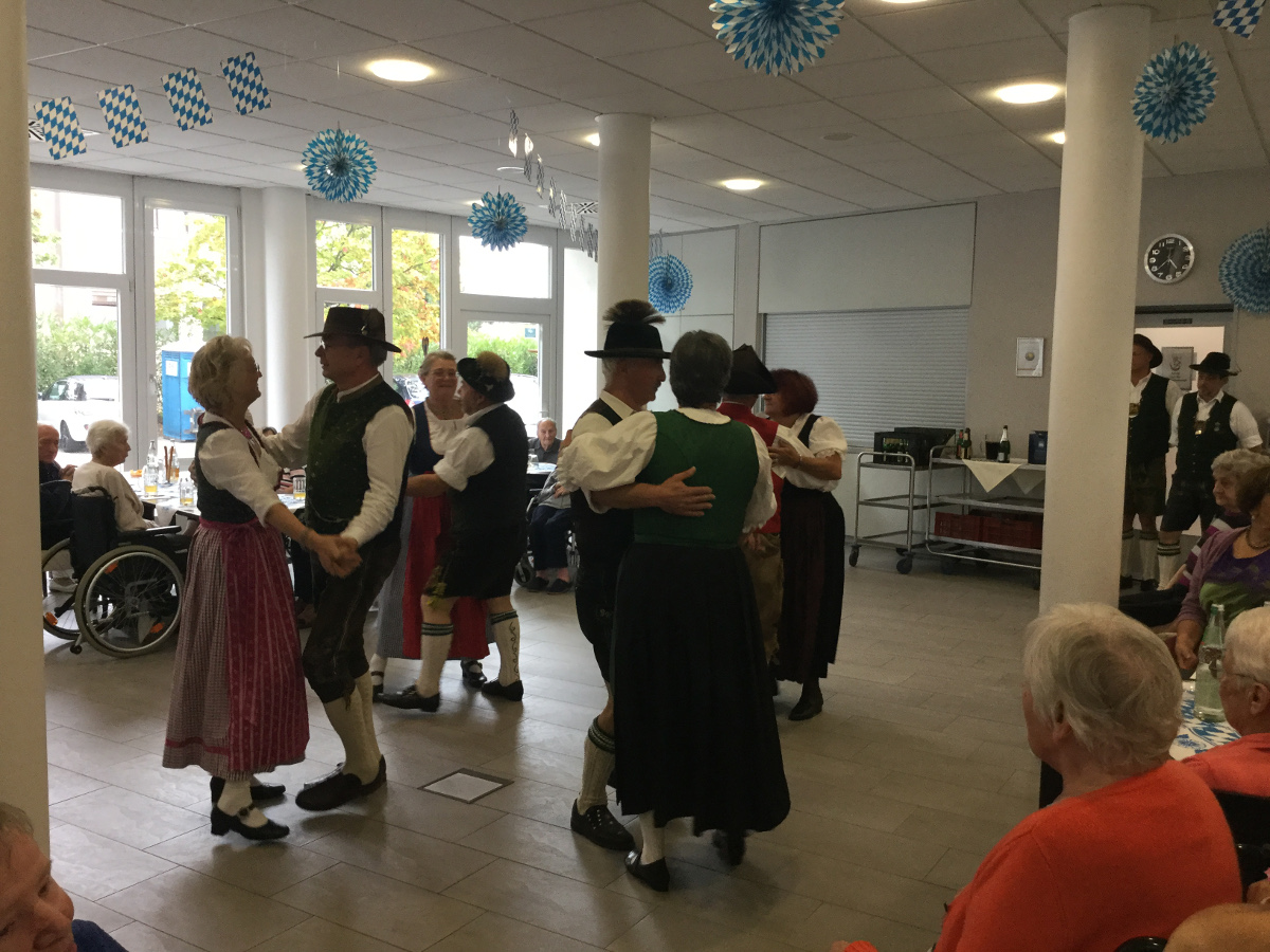 Tänzer in Oktoberfestprachten tanzen im Seniorenzentrum Grünwinkel