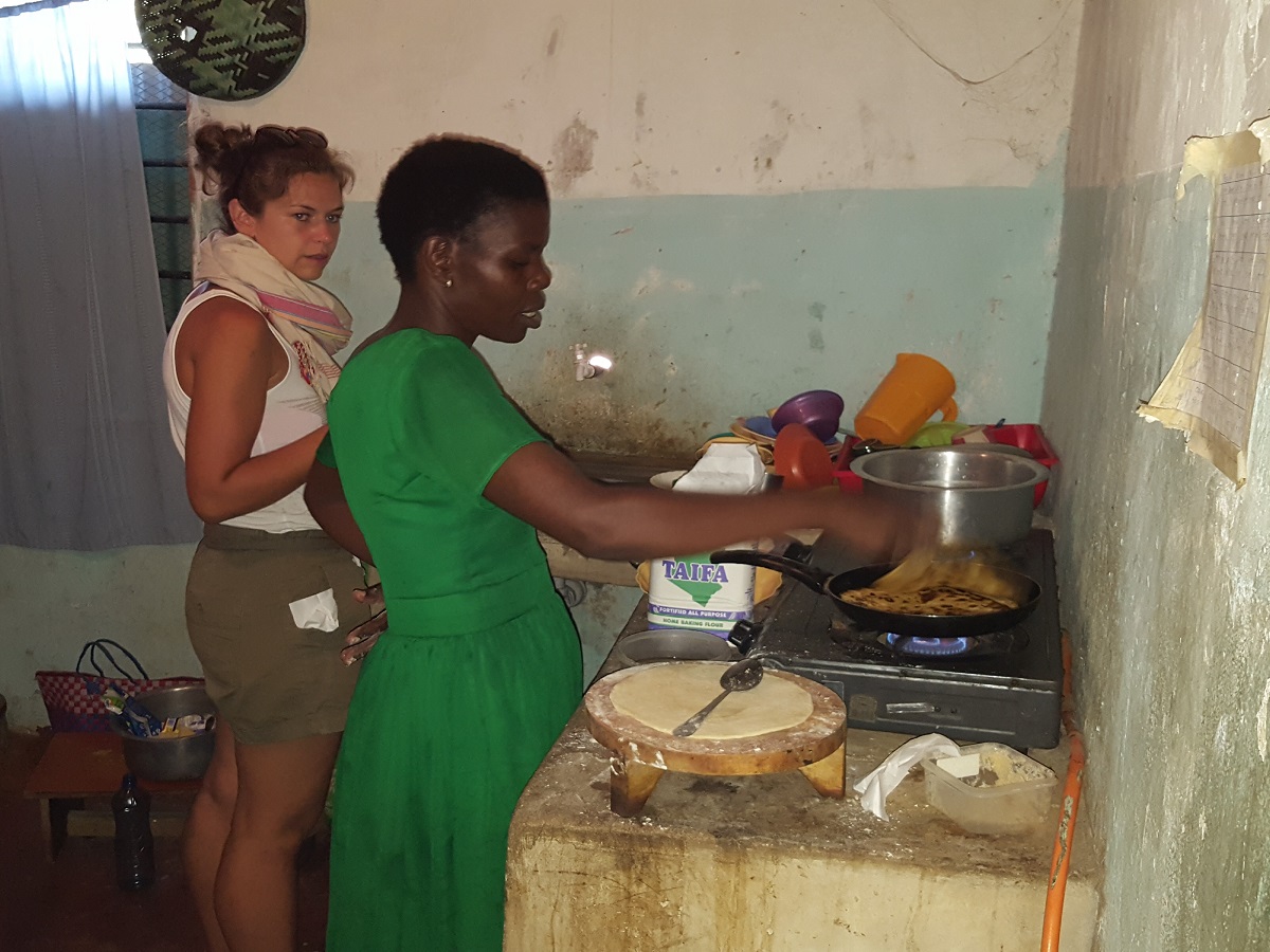 Luisa und Evalyne machen Chapati