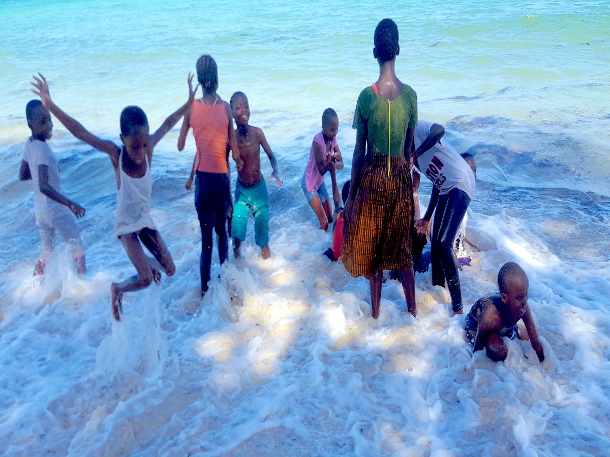 Eine Beach-Schaumwelle im Indischen Ozean 