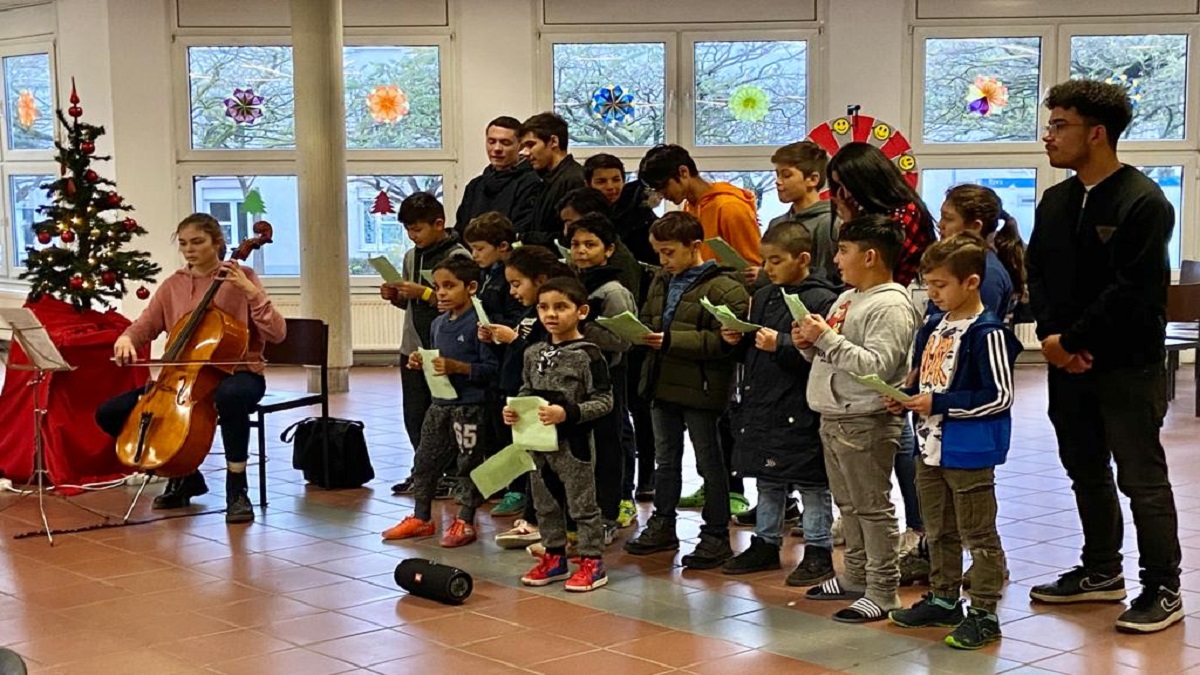 KInder singen Weihnachtslieder