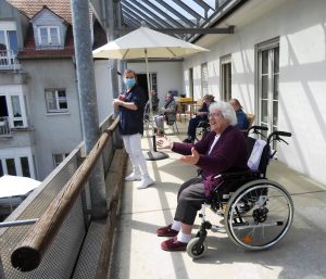 Seniorenzentrum Karl-Siebert-Haus Bewohner hören dem Gartenkonzert zu