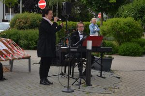 Sängerin und Pianist bei Outdoor Veranstaltung
