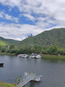 Blick auf einen See und Berge.