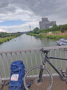 Ein Fahrrad steht vor einem Gländer an eine Brücke über einem Fluß.
