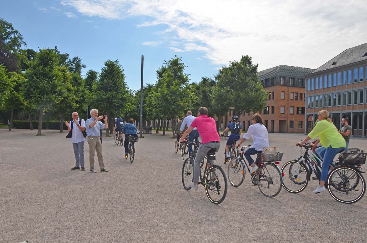 Menschen radeln auf Fahrrädern hintereinander her.