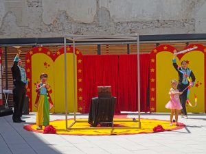 Zwei Kinder treten in einer Manege auf.