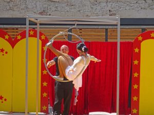 Eine Frau schwebt in einem Ring. 