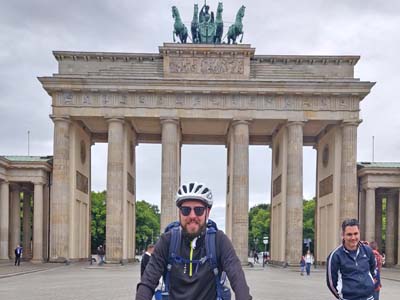 Bild von einem Fahrrad Fahrer vor dem Brandenburger Tor.