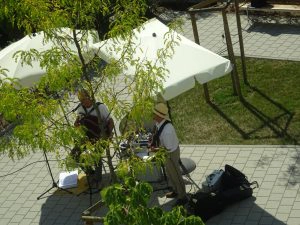 Musiker Duo Delpy im Garten Anna LEimbach Haus