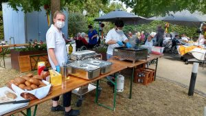 Seniorenzentrum Hanne-Landgra-Haus - SOmmerfest im Garten Mitarbeitenden beim Grillen