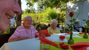 Seniorenzentrum Hanne-Landgra-Haus - SOmmerfest im Garten - 2 Seniorinnen