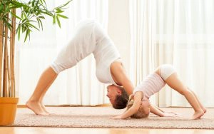 Mutter und Tochter beim Yoga