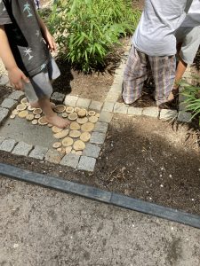 Kinder im Barfußpfad