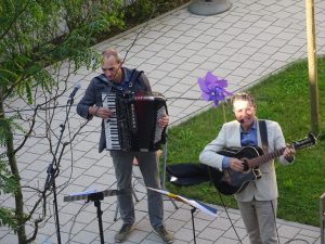 Musikdio mit Akkordeon und Gitarre