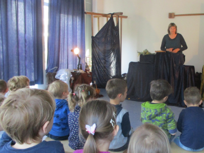 Maerchenerzaehlerin in der AWO Kita der Kleine Prinz AWO Karlsruhe