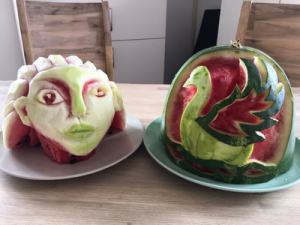 Wassermelonen schnitzen in der FAE AWO Karlsruhe