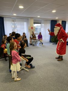 Der Nikolaus brachte auch die ukrainischen Kinder zum Strahlen 2 AWO Karlsruhe