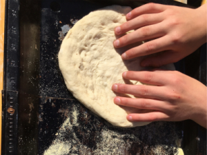 FAE Loewenherz backt Pizza im EPA Steinofen 1 AWO Karlsruhe