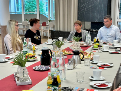 Pfinztaler Buergermeisterin Nicola Bodner besucht mit Gemeinderat AWO Seniorenzentrum Berghausen 4 AWO Karlsruhe