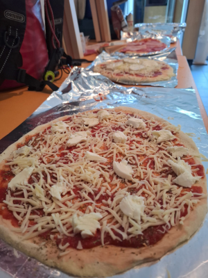 FAE Loewenherz backt Pizza im Lehmofen 2 AWO Karlsruhe