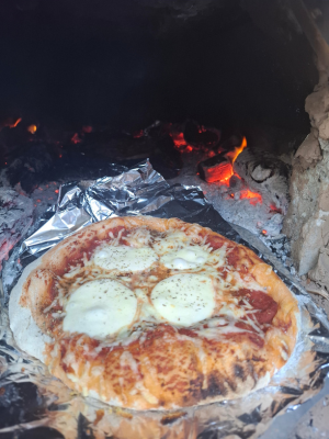FAE Loewenherz backt Pizza im Lehmofen 3 AWO Karlsruhe