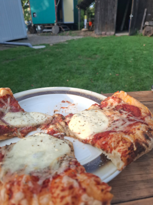 FAE Loewenherz backt Pizza im Lehmofen 4 AWO Karlsruhe