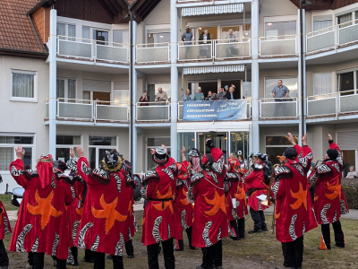 Bewohner des AWO Seniorenzentrums schauen freudig von ihren Balkonen auf die Musiker im Hof hinab.