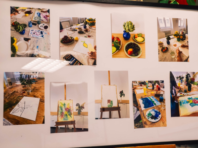 Collage aus mehreren Fotos von Mal- und Zeichenarbeiten auf einem Tisch.