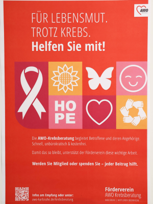 Rotes Plakat der AWO Krebsberatung mit Icons und dem Slogan „Für Lebensmut. Trotz Krebs. Helfen Sie mit!“.