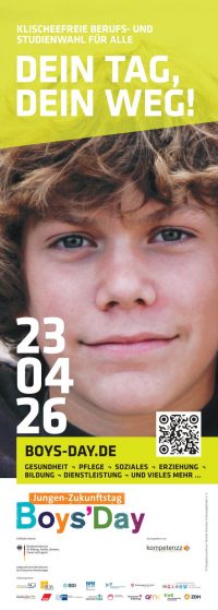 Plakat zum Boys’Day 2026 mit lächelndem Jugendlichen mit lockigen Haaren, Datum 23.04.26, QR-Code und Hinweis auf klischeefreie Berufswahl.