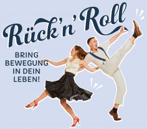 Grafik mit dem Schriftzug „Rück’n’Roll – Bring Bewegung in dein Leben!“ in geschwungener Schrift. Daneben tanzt ein Paar im Retro-Stil. Die Frau trägt einen schwarzen Rock mit weißen Punkten und rote Tanzschuhe, der Mann helle Kleidung mit Hosenträgern und springt dynamisch in die Luft. Heller, einfarbiger Hintergrund.