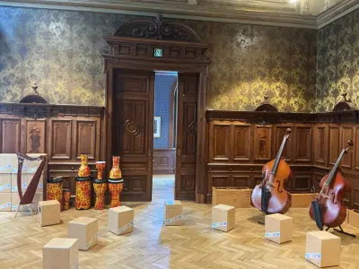 Raum im Toccarion mit Streichinstrumenten und Klangobjekten, in dem Kinder rhythmische Muster legen und Instrumente kennenlernen.