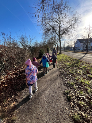 Unterwegs zum Markt, um frische Zutaten einzukaufen. Gemeinsame Wege gehören zur Ernährungsbildung dazu.