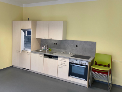 Neue helle Einbauküche im Elterncafé der AWO Karlsruhe mit Backofen, Kühlschrank und mehr Arbeitsfläche. Durch den Umbau können künftig gemeinsame Koch- und Back-Angebote stattfinden.