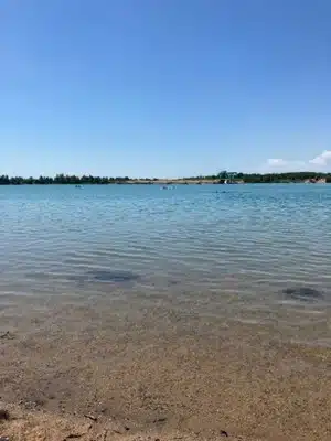 Blick über das ruhige Wasser des Epplesees bei sonnigem Wetter.