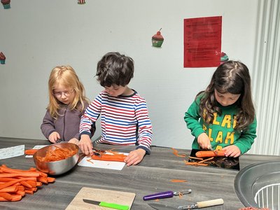 Kinder und Erzieher*innen der Kita les petits amis beim gemeinsamen Kochen anlässlich des Europatages am 8. Mai 2026.
