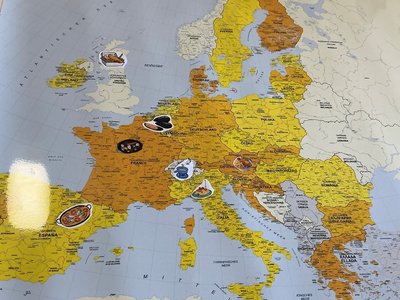 Kinder schauen auf eine Europakarte oder Flaggen; pädagogische Einheit zum Thema Europa in der Kita les petits amis.