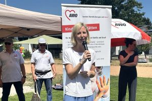 Karlsruhes Bürgermeisterin Yvette Melchien spricht bei der Eröffnung des Solarzentrums auf dem Gelände der AWO-Kita Pamina in ein Mikrofon.
