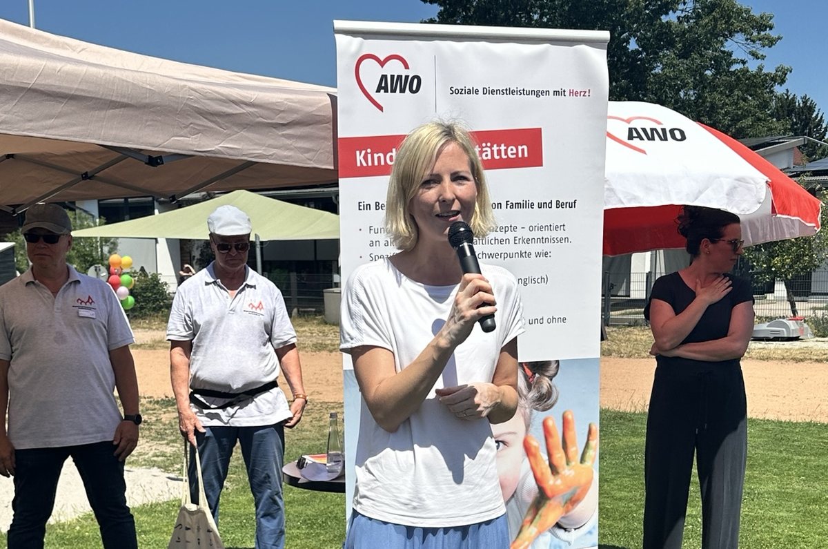 Karlsruhes Bürgermeisterin Yvette Melchien spricht bei der Eröffnung des Solarzentrums auf dem Gelände der AWO-Kita Pamina in ein Mikrofon.