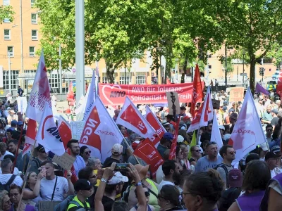 Große Menschenmenge bei der Abschlusskundgebung mit zahlreichen Fahnen von AWO, Gewerkschaften und weiteren Organisationen.