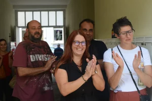 Das Jubiläum wurde gemeinsam von Bewohner*innen, Mitarbeitenden und Gästen gefeiert. Links im Bild: Nathalie Kunz.
