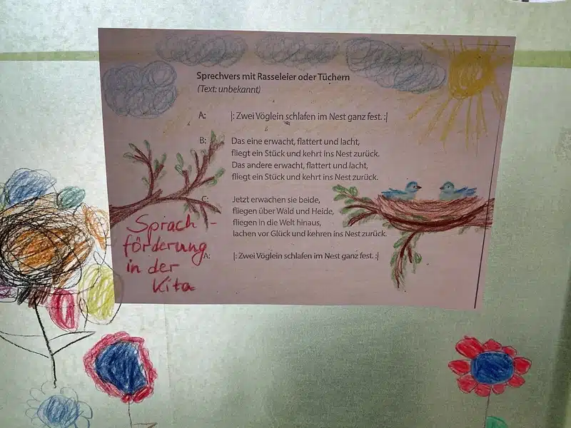 Kinderzeichnung mit einem Vers über zwei Vögel im Sprachförderprojekt der Kita Der Kleine Prinz.