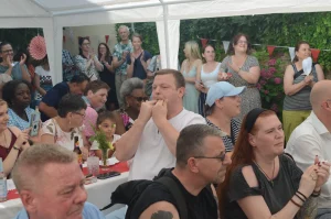 Beim gemeinsamen Grillfest kamen Bewohner*innen, Mitarbeitende, Angehörige und Gäste miteinander ins Gespräch.
